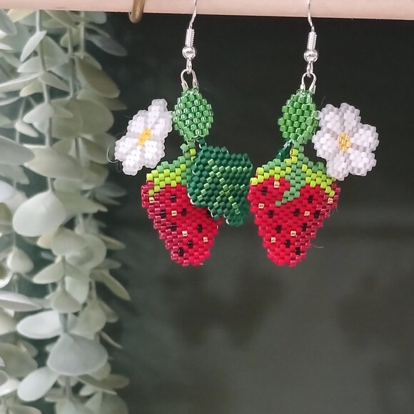 Handmade indigenous beadwork - strawberries - Picture 1 of 1